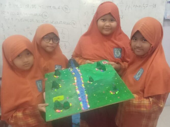 Siswi Kelas 4 Al-Kautsar Kerja Proyek Maket Bentang Alam Dataran Tinggi