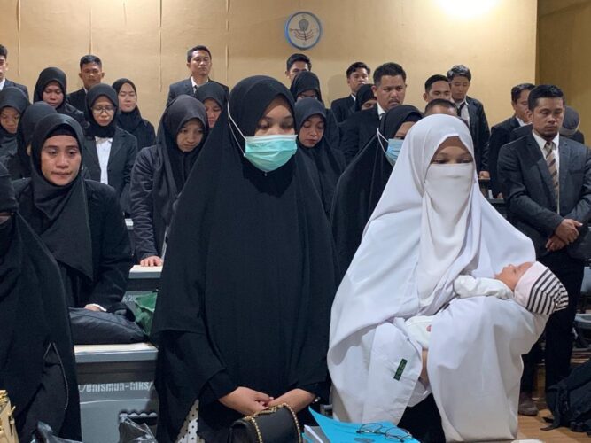 Merawat Bayi, Tak Menghalangi Mujahidah Raih Gelar Master di Unismuh