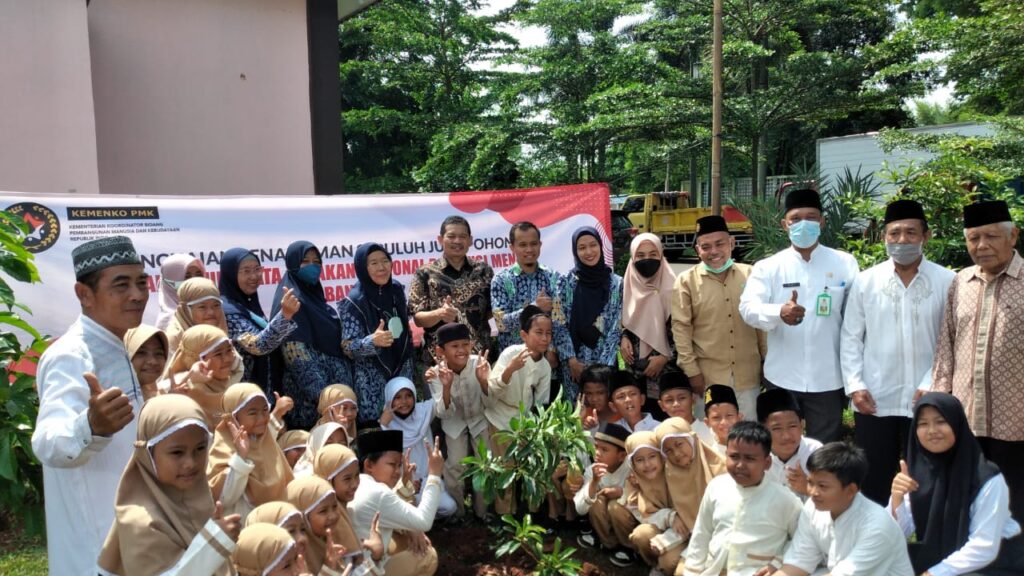 Muktamar 48, Muhammadiyah Banten dan Menko PMK Tanam 10 Juta Pohon