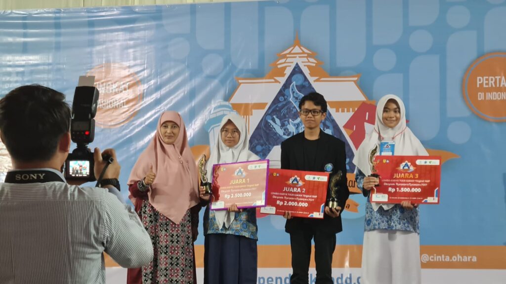 Selis SMP Unismuh Makassar Juara 3 Nasional LKTI di Bogor