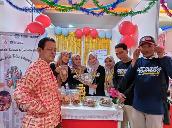 Ikut Expo Wirausaha Merdeka Unismuh, Prodi Magister Pendidikan Sosiologi Perkenalkan Produk Tolping