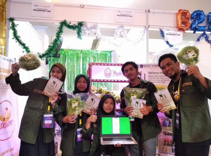 Kolaborasi Mahasiswa Unismuh dan UNM, Pamerkan Delivery Hidroponik dalam Kegiatan Expo Wirausaha Merdeka