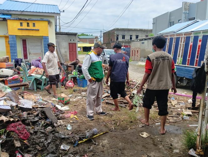 Lazismu dan Baznas Bantu Warga Parepare  Bersih-Bersih Rumah Terdampak Banjir