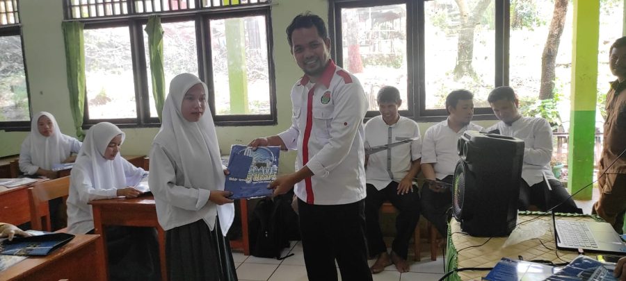 Kepala Sekolah MA Darul Fallaah Unismuh Bissoloro Arahkan Siswanya Lebih Awal Mendaftar di Unismuh