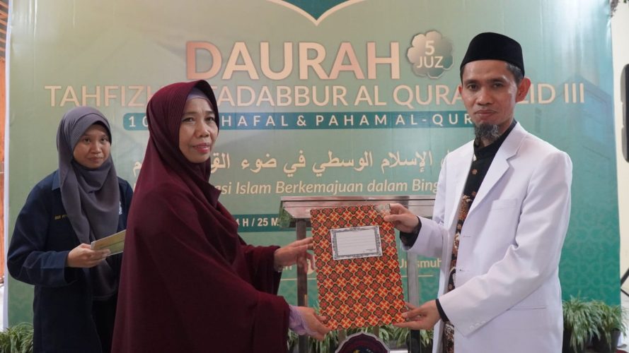 Tabliqh Akbar Daurah Tahfizh dan Tadabbur Alquran III Pesmadina Unismuh Hadirkan Prof Agus Purwanto, Guru Besar Ilmu Fisika ITS