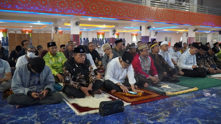 Unismuh Gelar Salat Gerhana Matahari, Begini Pesan Khatib Kiai Abbas Baco Miro