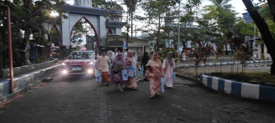 Ribuan Jemaah Salat Idul Adha di Unismuh Dapat Tentengan Paket