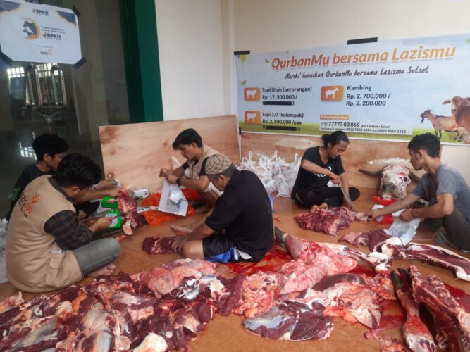 Lazismu dan Masjid At-Tanwir Pusdam Sulsel  Potong 3 Sapi, 4 Kambing untuk Kampung Kusta