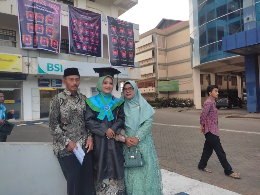 Ambo Tuwo Bahagia dan Senang Hadiri Wisuda Anaknya Fitriana Rezki di Balai Sidang Unismuh Makassar