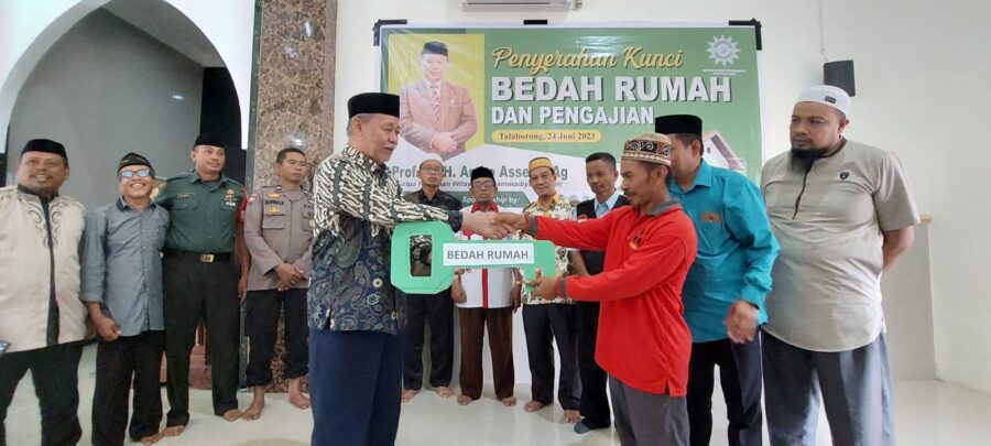 Bina Korban Pemurtadan, Ambo Asse Serahkan Kunci Program Bedah Rumah Muhammadiyah Gowa