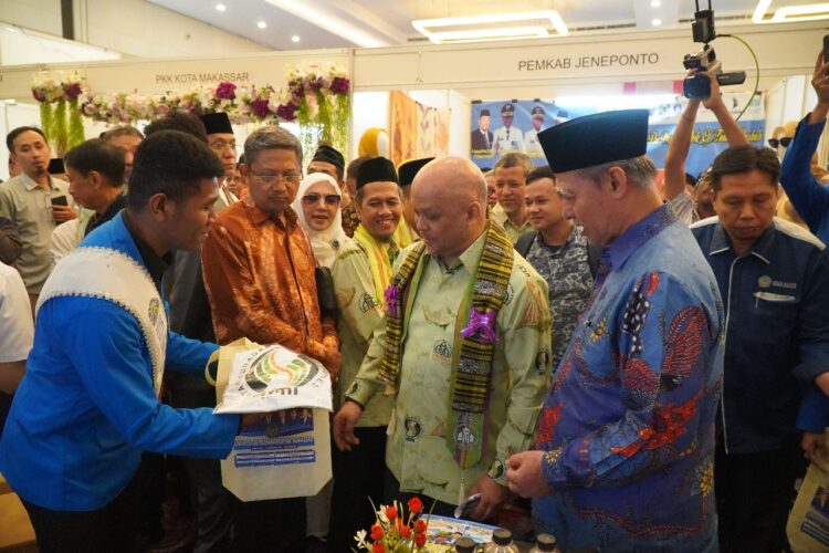 Direktur Halal Center Chulalongkorn University Thailand Kunjungi Stand Unismuh di Pameran Mihrab 2023