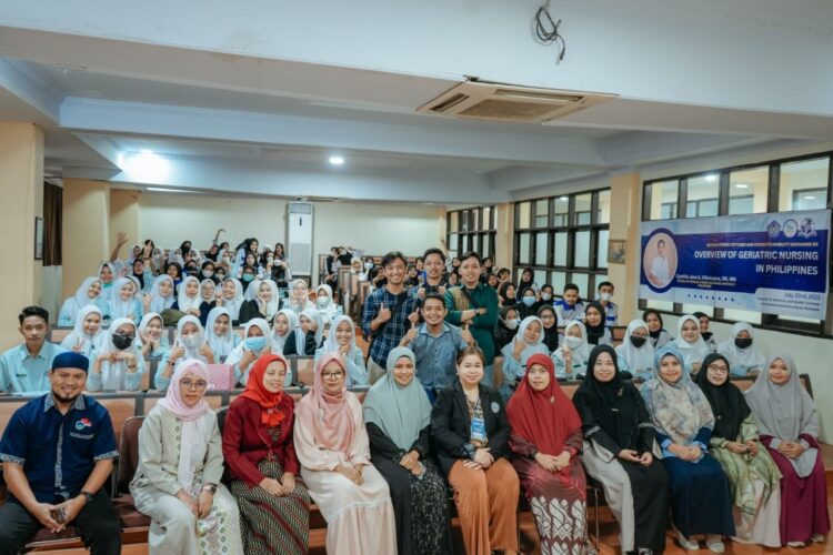 Ratusan Mahasiswa Prodi Keperawatan FKIK Unismuh Makassar Ikuti Kuliah Internasional Dosen Tamu dari Filipina