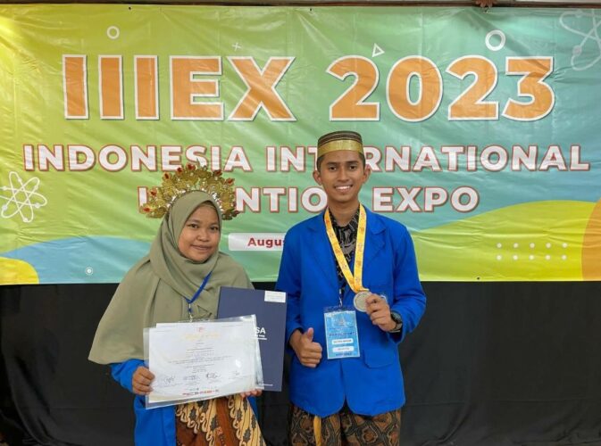 Dua Mahasiswa Unismuh Makassar Sabet Medali Perak di Indonesia International Invention Expo 2023