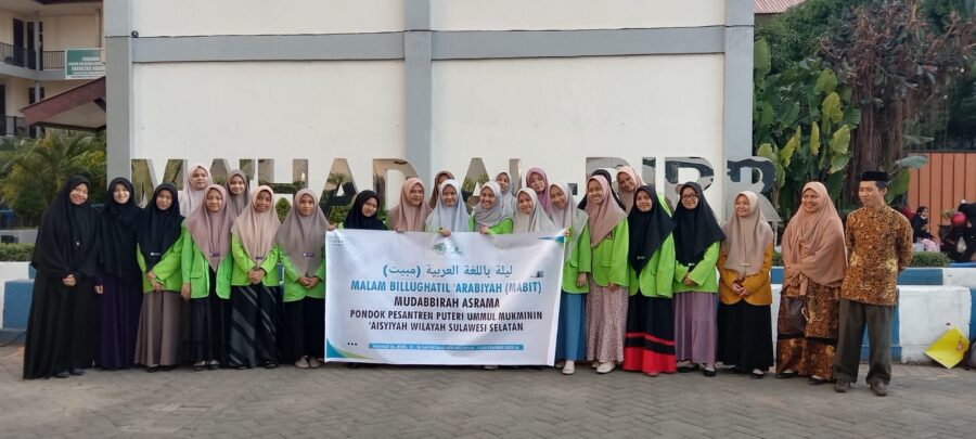 Puluhan Santriwati Ummul Mukminin Outbound Bahasa Arab di Ma’had Albiir Makassar