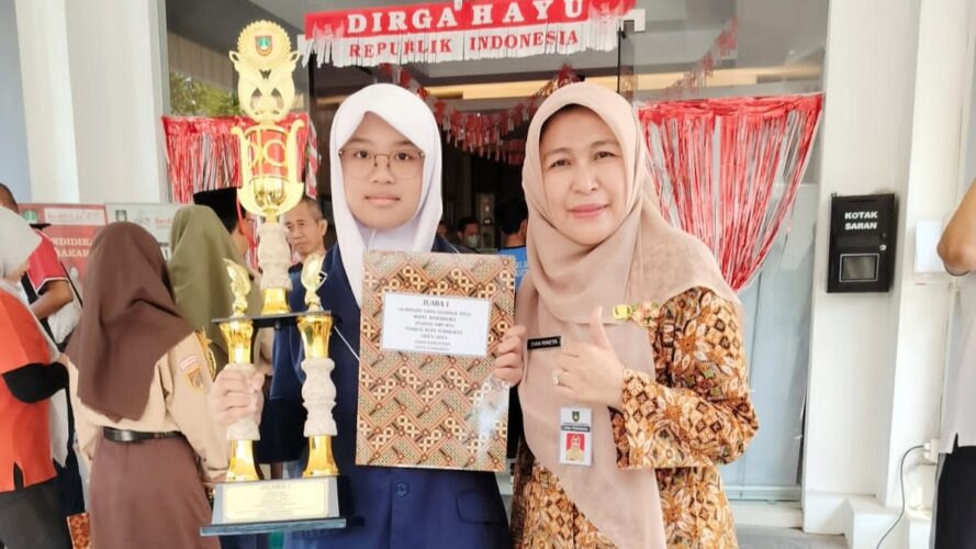 Dua Siswa SMP Muhammadiyah PK Solo Terima Penghargaan Disdik Atas Prestasi Kejuaraan