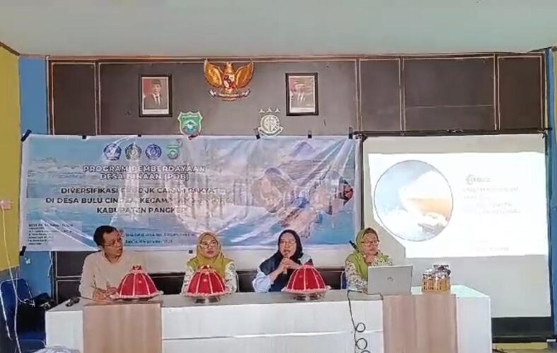 Tim Dosen Unismuh – Umpar Gelar Penyuluhan Diversifikasi Produk Garam Rakyat di Desa Bulu Cindea