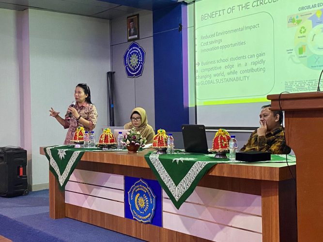 Gelar Kuliah Tamu, FEB Unismuh Makassar Hadirkan Dosen Universitas Surabaya