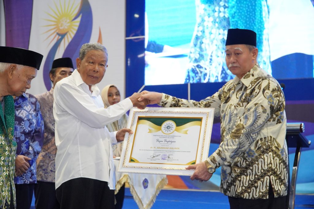 Momen Milad ke-111 Muhammadiyah: Dua Tokoh Penggerak Kemajuan Muhammadiyah di Sulsel Diberikan Penghargaan