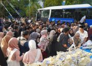 Jelang Buka Puasa, Ribuan Mahasiswa Antri Ikuti Pembagian Takjil di Pelataran Kampus Unismuh