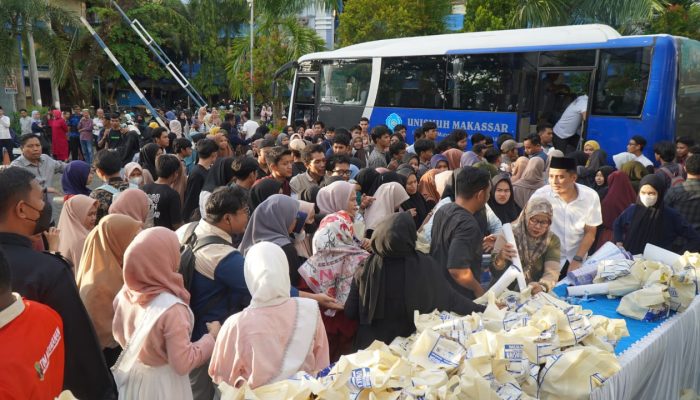 Jelang Buka Puasa, Ribuan Mahasiswa Antri Ikuti Pembagian Takjil di Pelataran Kampus Unismuh