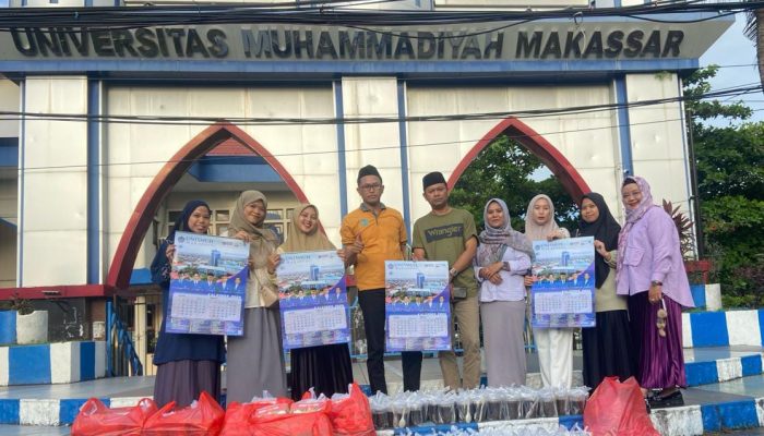 Prodi S2 Pendidikan Sosiologi Unismuh Makassar Berbagi Takjil Buka Puasa di Depan Kampus