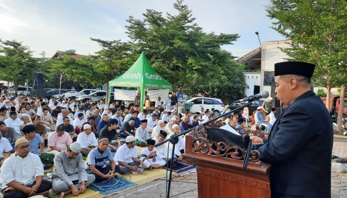 Putra Enrekang Khatib Idul Fitri di Kottabarat Solo: Takwa Pintu Keberkahan Negeri 