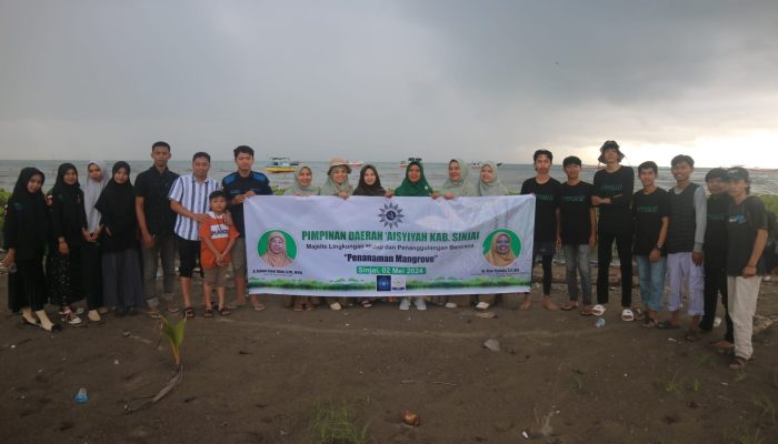 Libatkan Mahasiswa UMSi, PD Aisyiyah Sinjai Tanam Pohon Mangrove di Daerah Pesisir