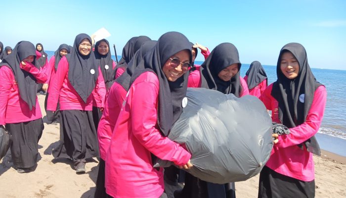 BEM FK Unismuh Makassar Adakan Clean Up Day di Pantai Tanjung Bayang untuk Tingkatkan Kesadaran Kesehatan Lingkungan