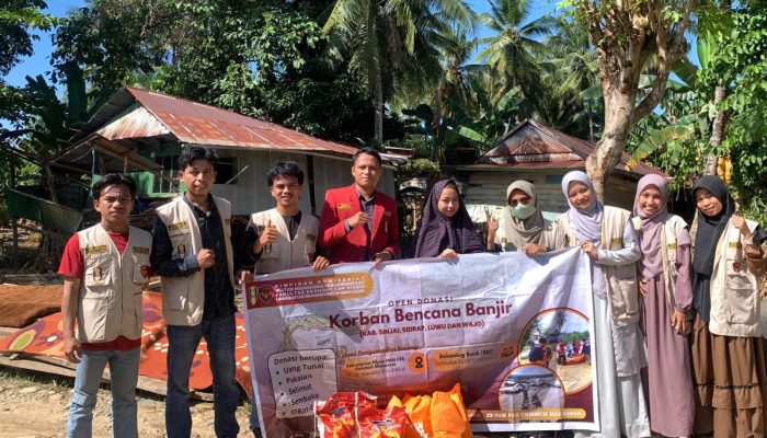 IMM FEB Unismuh Makassar Salurkan Bantuan untuk Korban Banjir di Siwa, Wajo