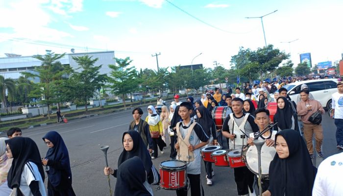 Semarak Milad 61 Unismuh Makassar,  Jalan Sehat Meriah dengan Iringan Drum Band SMK Muhammadiyah 2 Bontoala