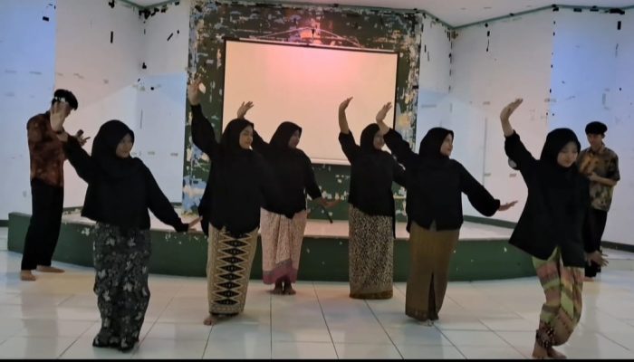 Mahasiswa Pertukaran Kenalkan Kekayaan Budaya Indonesia di Unismuh Makassar