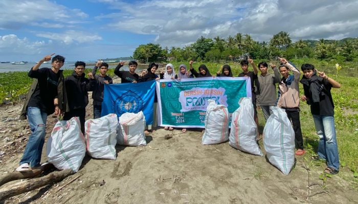 HIMASDAP Faperta Umsi Bersihkan Pantai di Sinjai Timur Pada Peringatan Coral Triangle Day