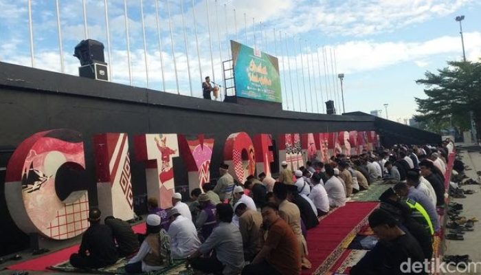 Ribuan Umat Muslim Padati Salat Iduladha di Pantai Losari, Wakil Ketua Muhammadiyah Sulsel Jadi Khatib