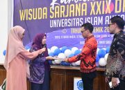 Rektor UIAD Sinjai Serahkan 366 Alumni 2024 Kepada Ketua IKA 