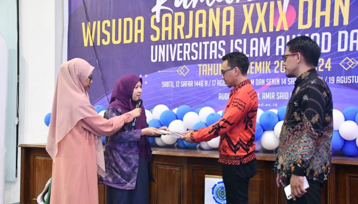 Rektor UIAD Sinjai Serahkan 366 Alumni 2024 Kepada Ketua IKA 