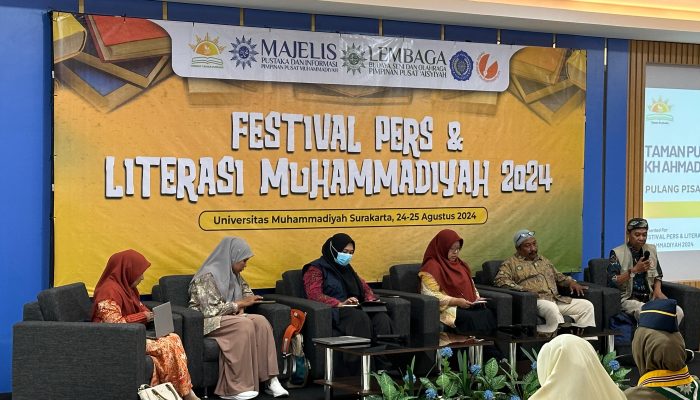 Bonnie Febri berbagi pengalaman mengelola taman pustaka di Festival Pers & Literasi Muhammadiyah yang digelar di Edutorium UMS Solo, 24 Agustus 2024.