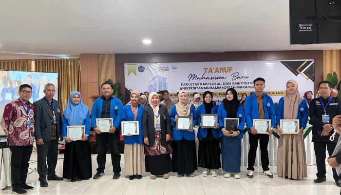 Penghargaan untuk Mahasiswa Berprestasi dan Dosen Terfavorit dalam Ta’aruf Maba FISIP Unismuh