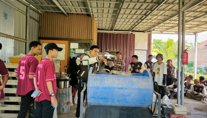 Siswa SMA Muhammadiyah 1 Unismuh Makassar Belajar Budidaya Jamur di Gowa