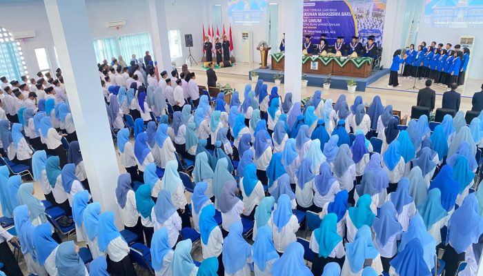 Rektor UIAD Sinjai Kukuhkan Ratusan Mahasiswa Baru 2024