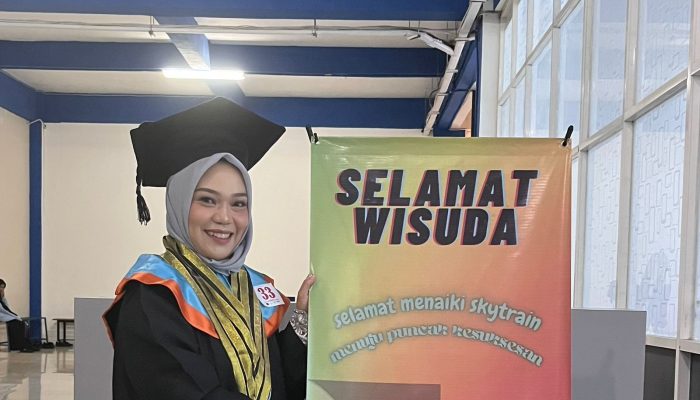 Nurlaili Menembus Batas: Kisah Guru Daerah Terpencil Jadi Wisudawan Terbaik Pascasarjana Unismuh