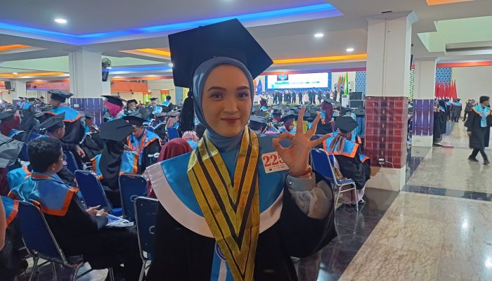 Keren! Sibuk Organisasi dan Kuliah Tak Halangi Azkiya Jadi Wisudawan Terbaik Unismuh Makassar