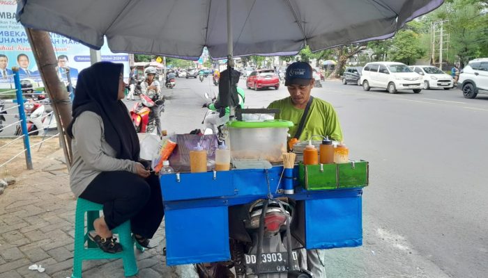 Citizen Reporter: Penjual Pentolan di Depan Unismuh Makassar Jadi Jajanan Favorit Mahasiswa