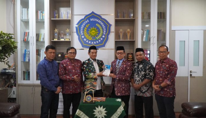 Unismuh Makassar Berikan Bantuan Mobil ke Muhammadiyah Gowa