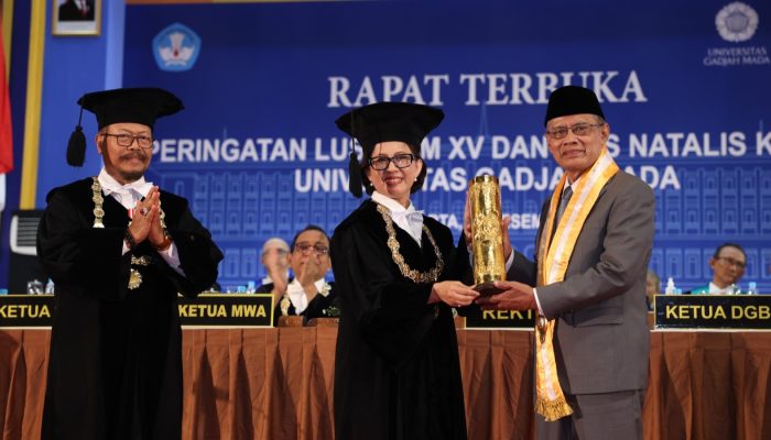 Haedar Nashir Terima Anugerah Hamengkubuwono IX dari UGM