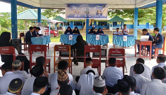 Tiga Kandidat Ketua OSIM/IPM MTs Muhammadiyah Punnia Tampil Elegan Saat Debat