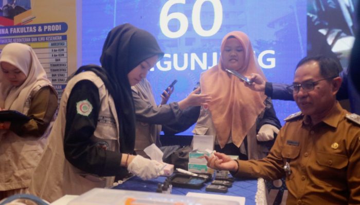 Usai Buka Sulawesi Education and Techno Expo 2025, Asisten III Pemprov Sulsel Cek Kesehatan di Stand Unismuh