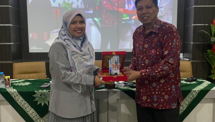 Fakultas Teknik Unismuh Hadirkan Pakar USIM Malaysia, Bahas Literasi Siber dan Ketahanan Mental di Era Digital