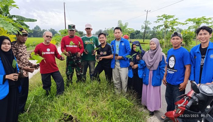 Bareng Pemdes Barembeng, Mahasiswa KKP Plus FAI Unismuh Makassar Tanam 500 Pohon