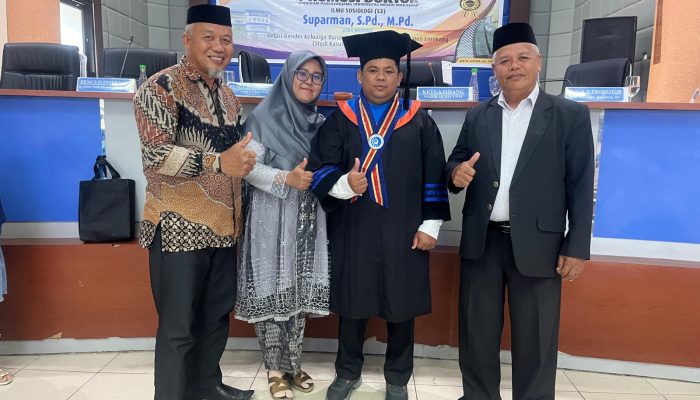 Dosen Unimen Suparman, Sukses Pertahankan Disertasi dan Raih Cumlaude