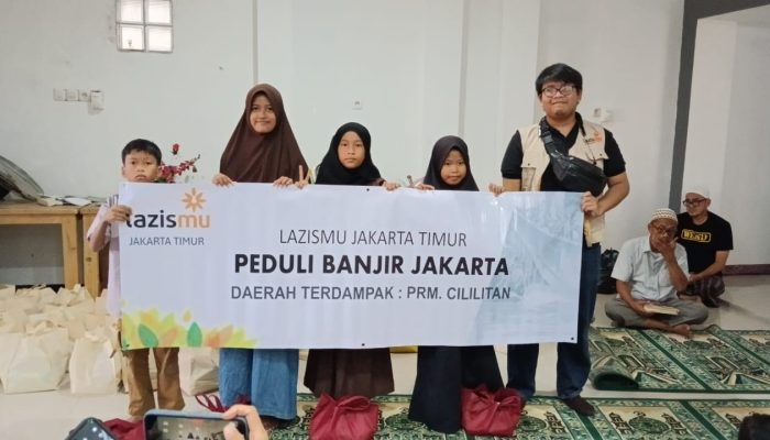 Lazismu Jakarta Timur Salurkan Sembako-Santuni Anak Yatim Korban Banjir di Cililitan